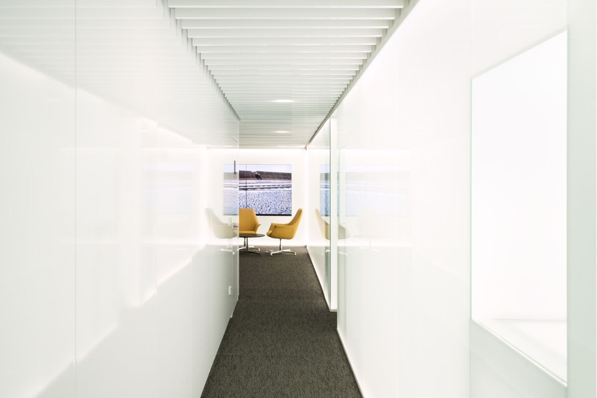 Galow Arquitectura saludable interiorismo well pasillo oficinas futuristas